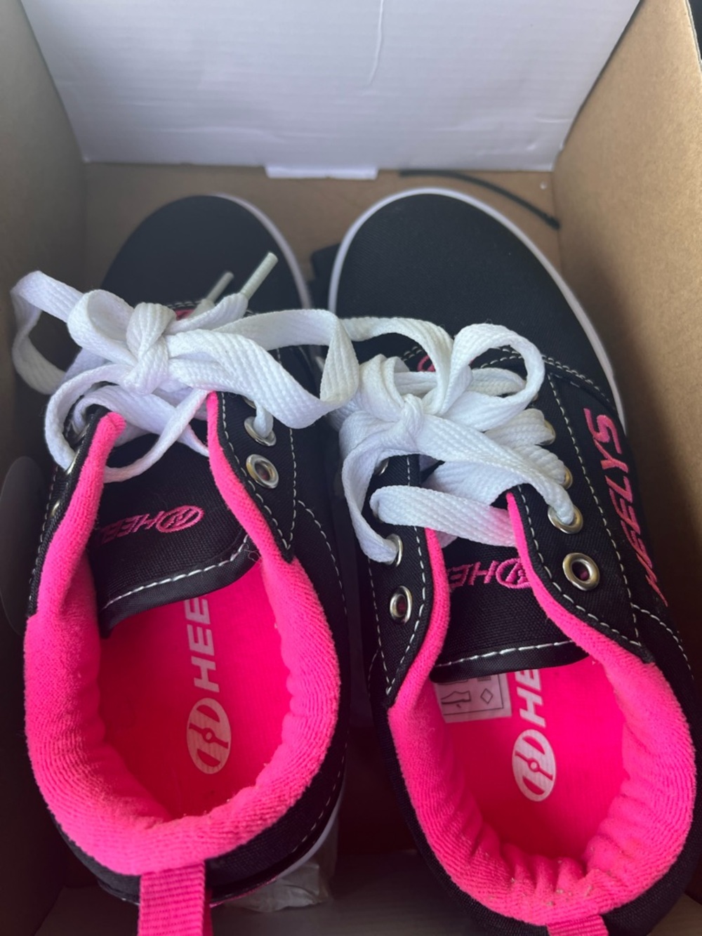 Heelys Kids Black and Hot Pink Low-Top Sneakers